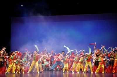 劉軍副總領(lǐng)事出席葉青舞蹈團元宵晚會